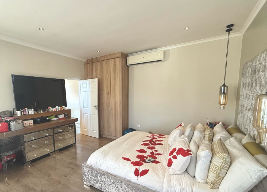 5 Bedroom Property for Sale in Parklands North Western Cape
